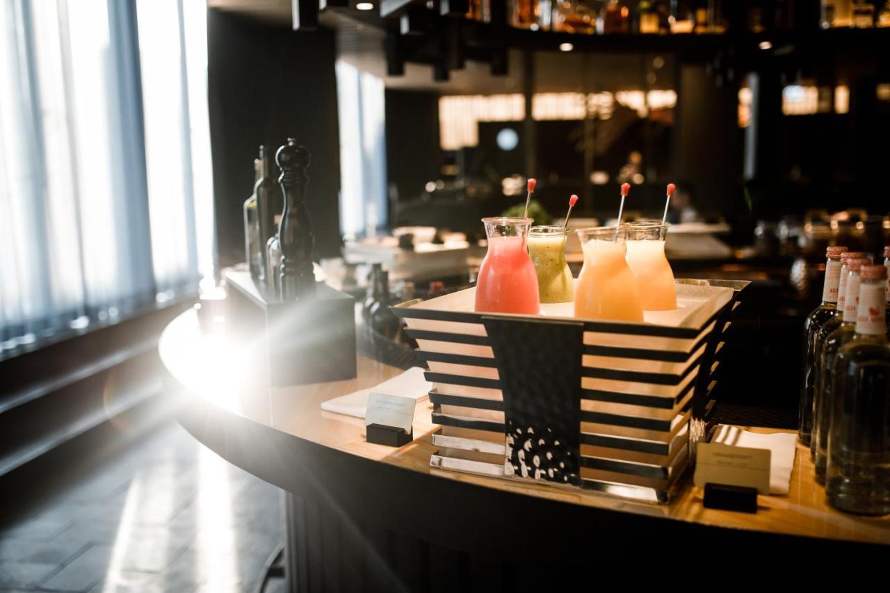 Roomers Munich, Autograph Collection Luaran gambar A selection of cocktails at a bar