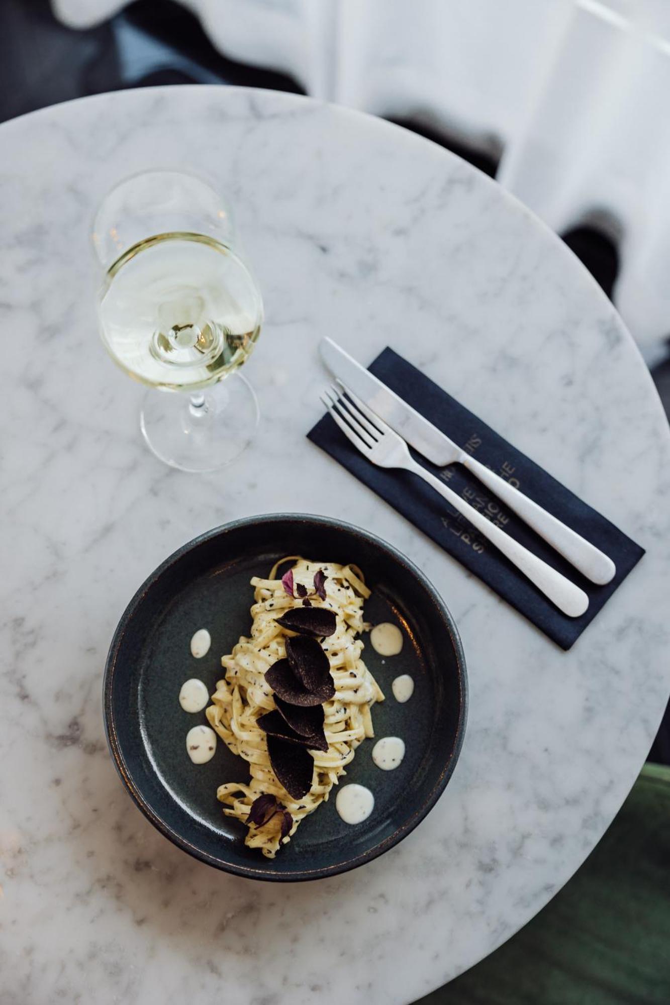 Roomers Munich, Autograph Collection Luaran gambar A place setting with a wine glass, a fork and a knife