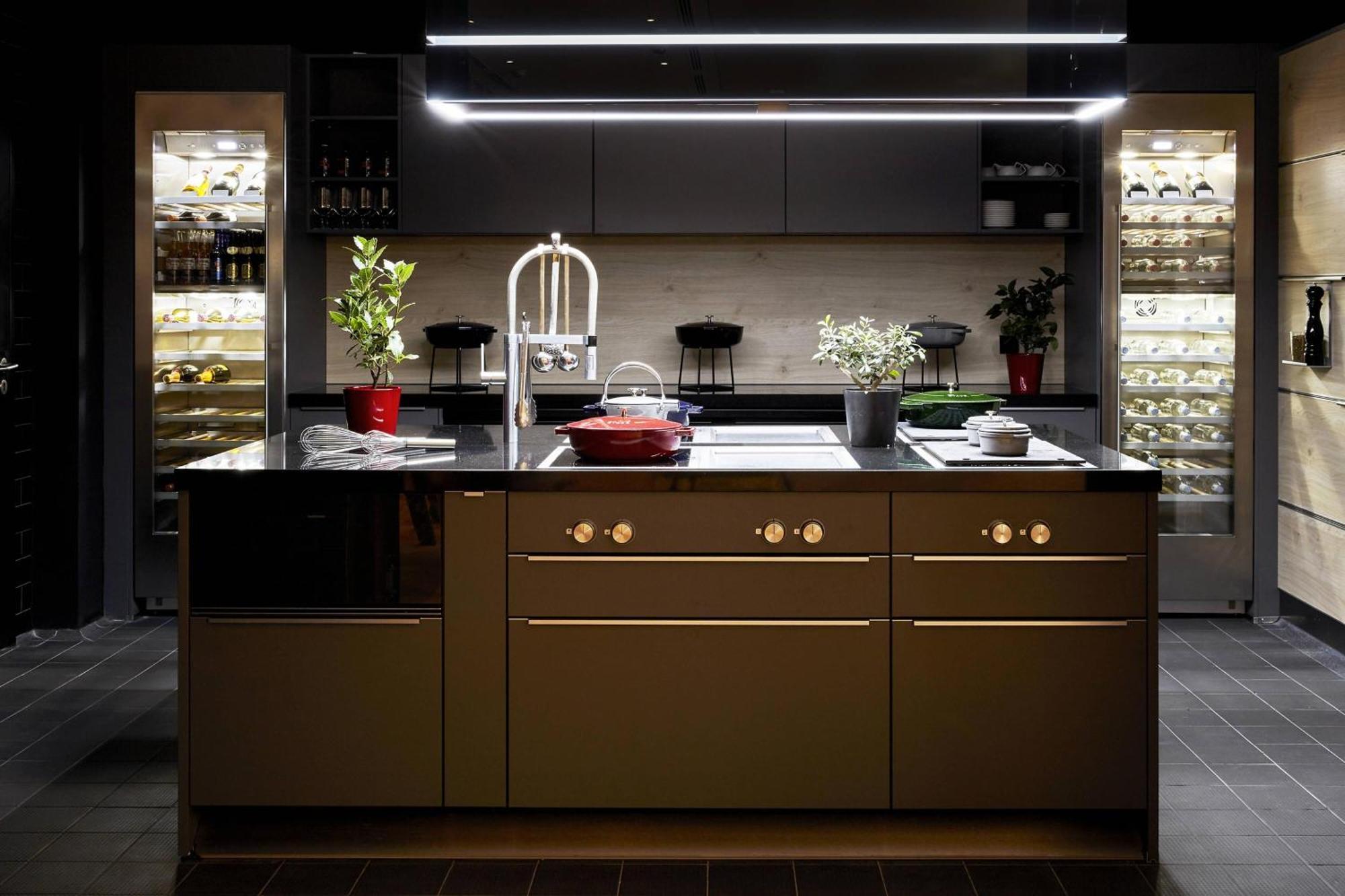 Roomers Munich, Autograph Collection Luaran gambar A kitchen with a built-in refrigerator