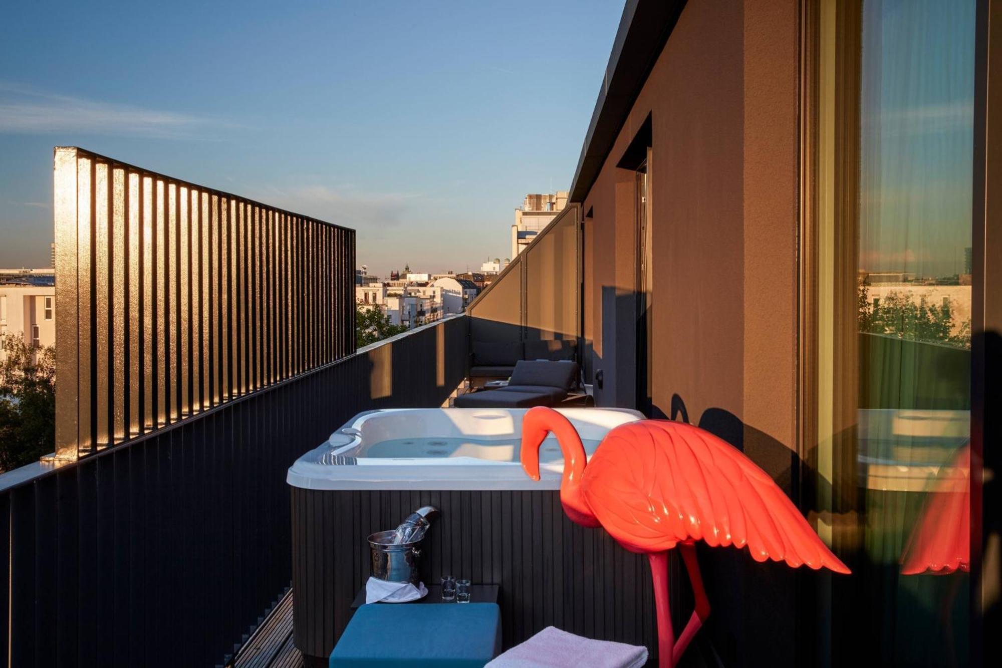 Roomers Munich, Autograph Collection Luaran gambar A rooftop hot tub