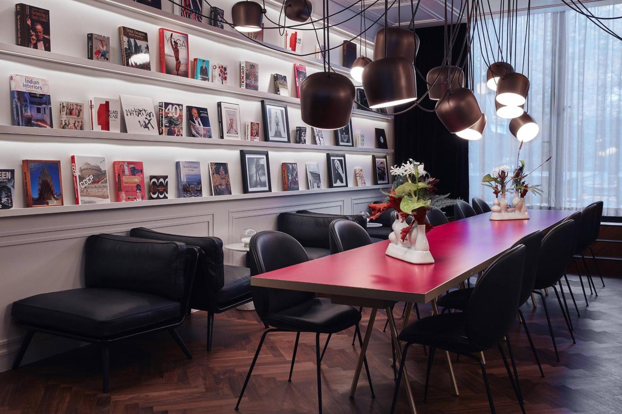 Roomers Munich, Autograph Collection Luaran gambar Library at the Hotel