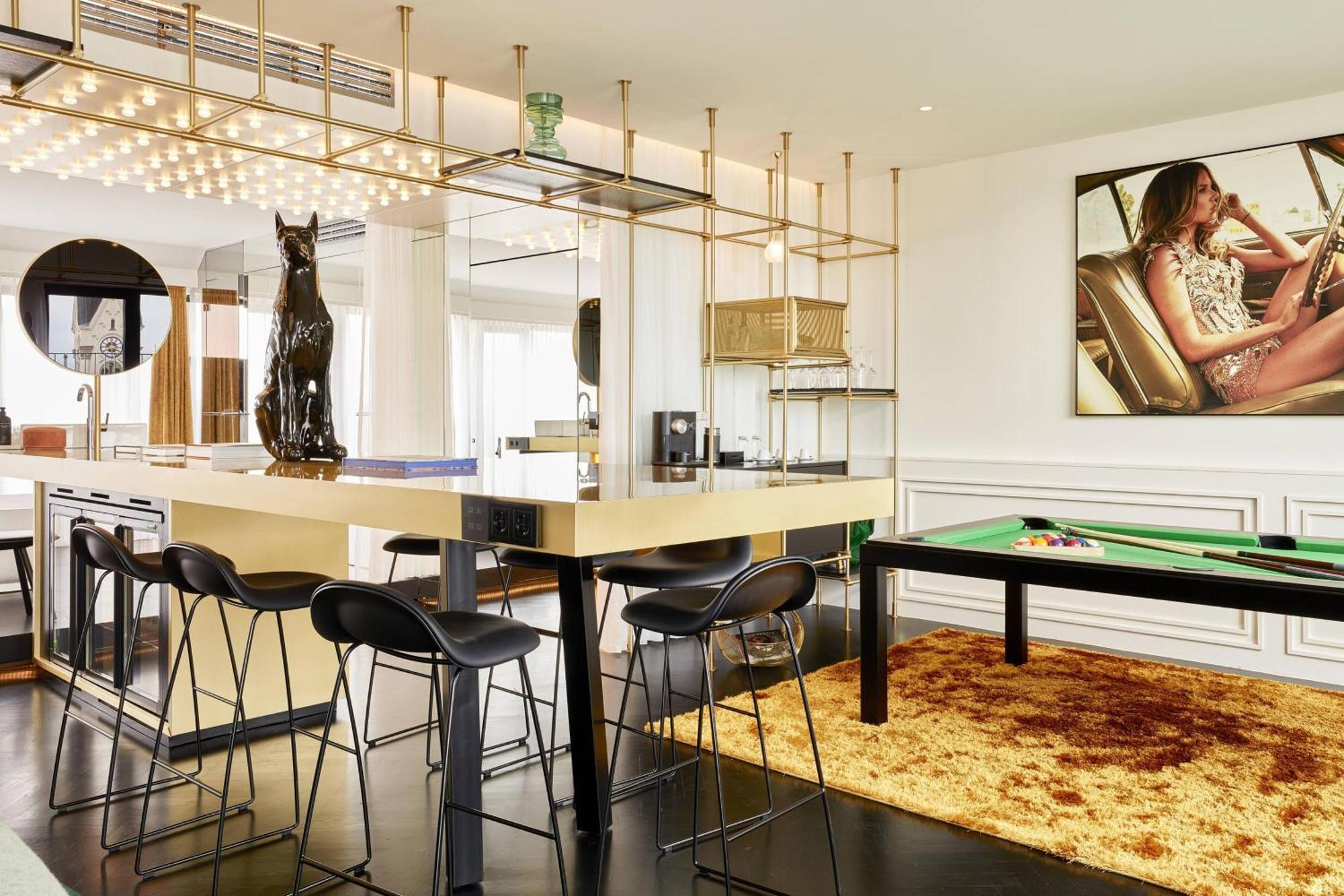Roomers Munich, Autograph Collection Luaran gambar The bar at the 1001 nights lounge
