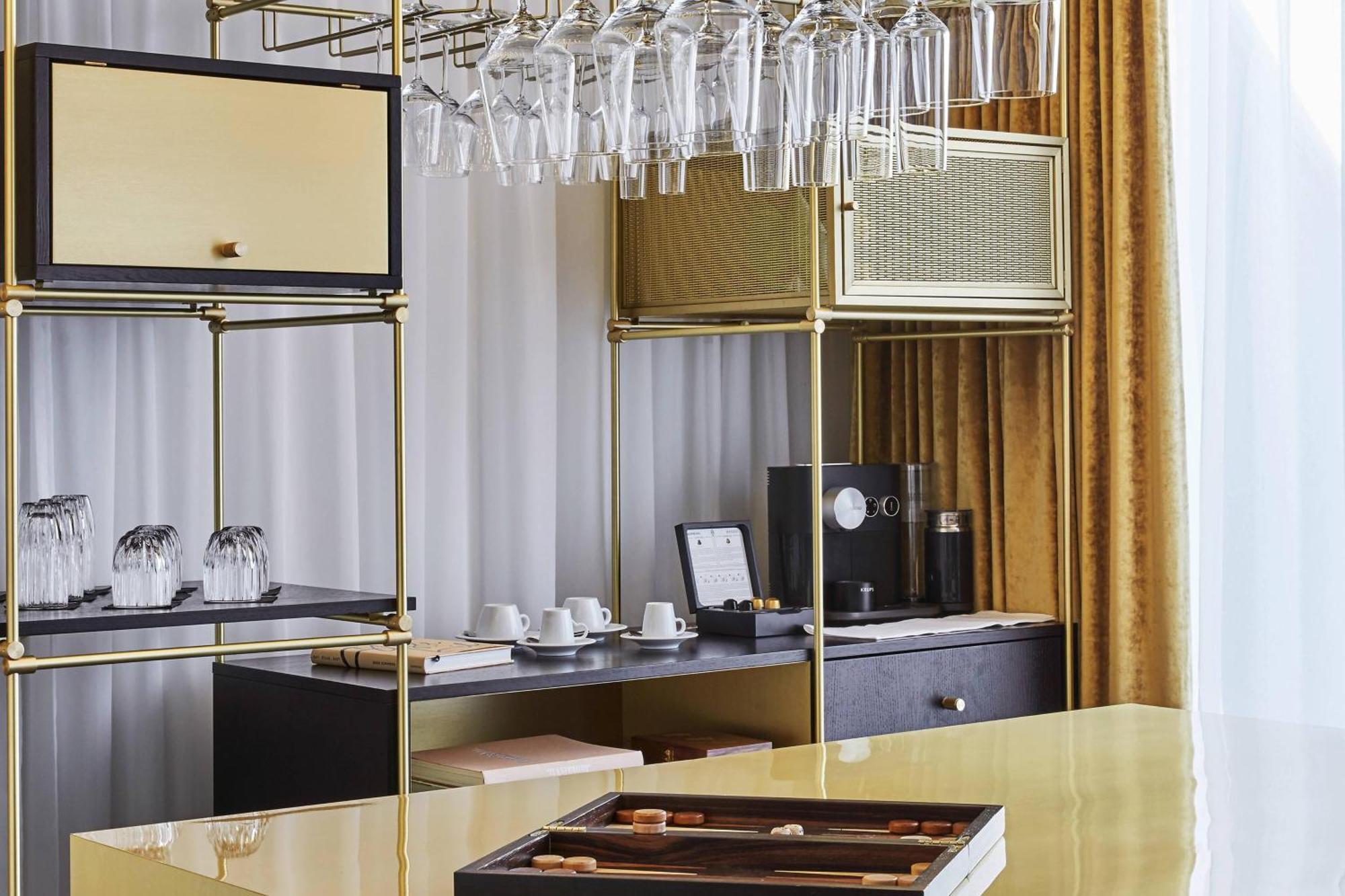 Roomers Munich, Autograph Collection Luaran gambar A mini-bar in a hotel room