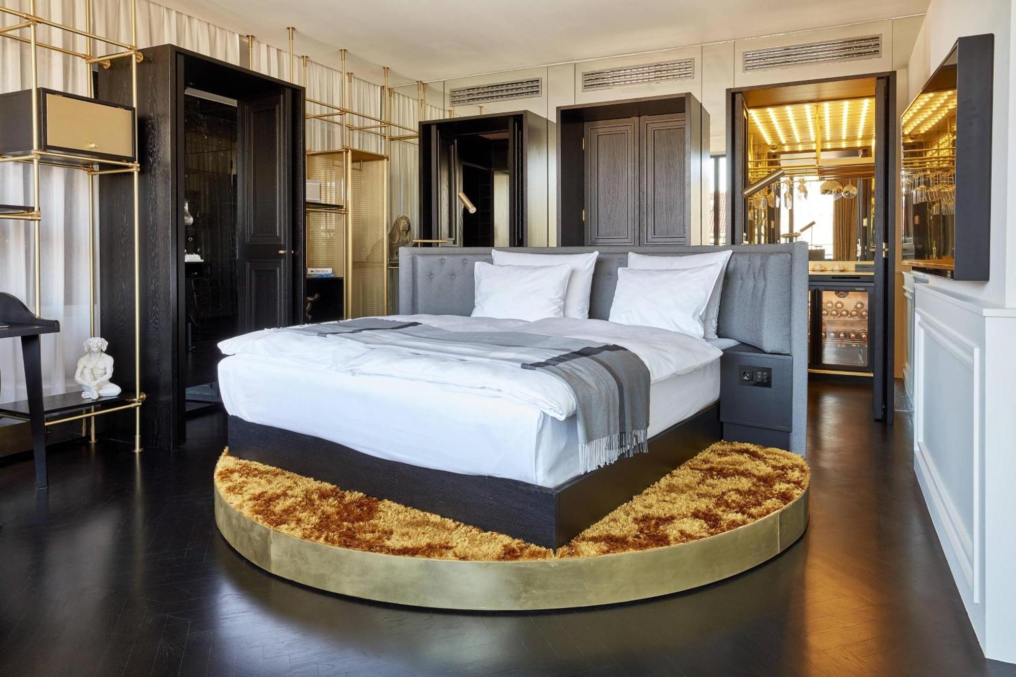 Roomers Munich, Autograph Collection Luaran gambar A bedroom at the Mandarin Oriental, Munich