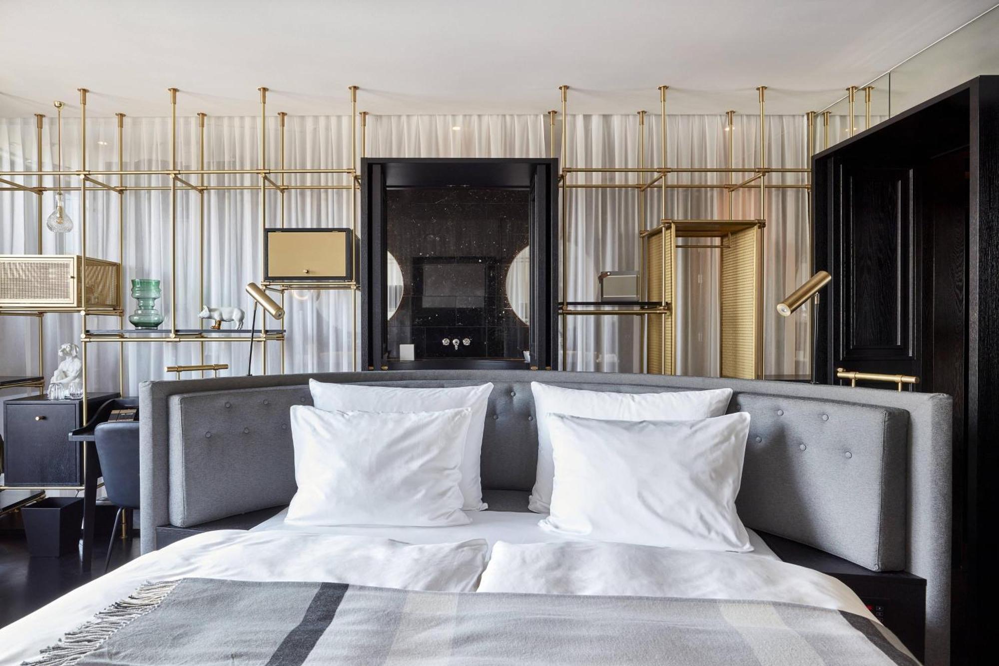 Roomers Munich, Autograph Collection Luaran gambar A bedroom at the Mandarin Oriental